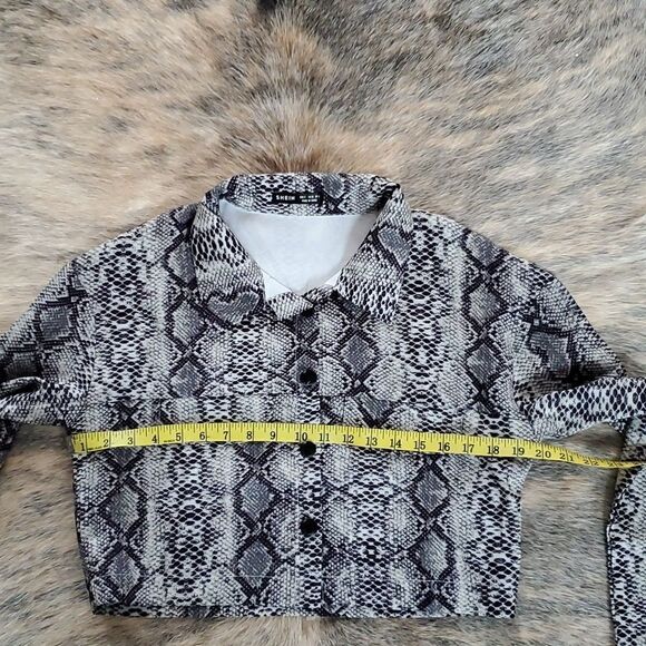 Shein Button down Cropped Shirt - Picture 6 of 9